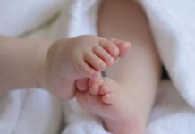 Bimbo di 11 mesi muore soffocato a Torino mentre la madre sta partorendo