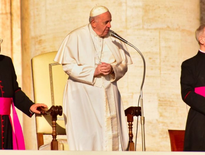 Papa Francesco combatte la bronchite