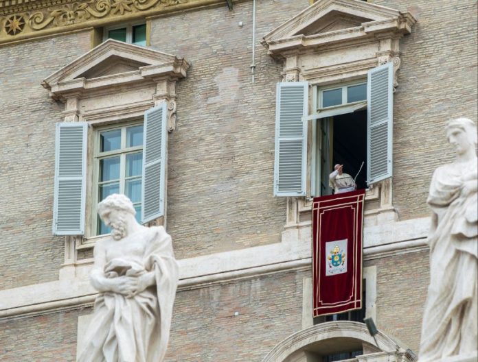 Papa Francesco combatte la bronchite