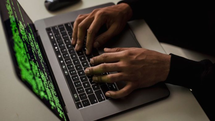 Indagine sui siti sessisti: manuali per spiare e ricatti online