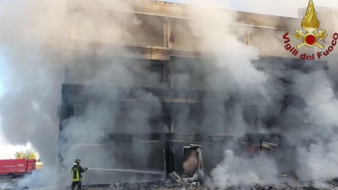 incendio edificio abbandonato Roma