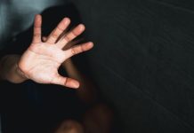 Rifiuta di sposare un connazionale, padre denunciato ad Arezzo: aggredite figlia e moglie